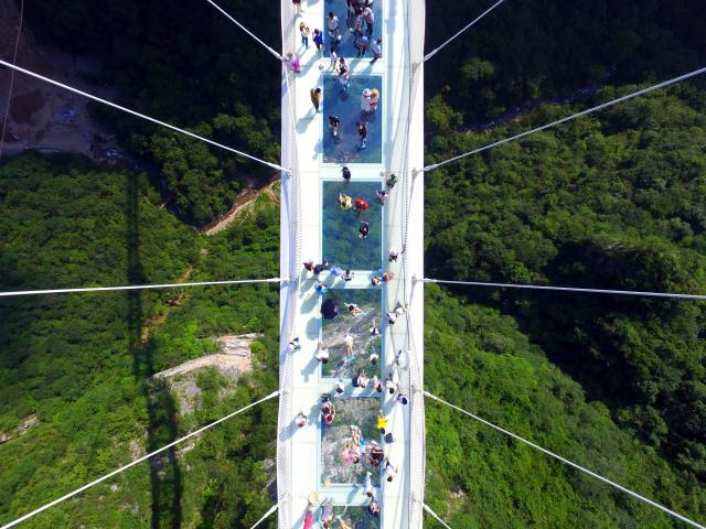 Najviši stakleni most na svetu ponovo otvoren
